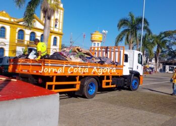 Prefeitura retira centenas de quilos de lixo da Praça da Matriz de Cotia