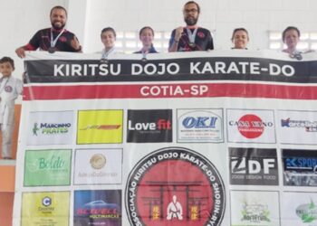 Karatê cotiano brilha em campeonato no interior de SP e conquista 17 medalhas