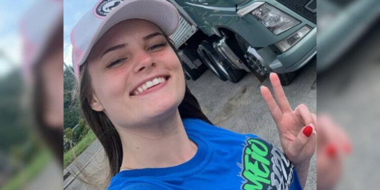 Ex-princesa de tradicional festa de SC morre em grave acidente entre caminhões em SP