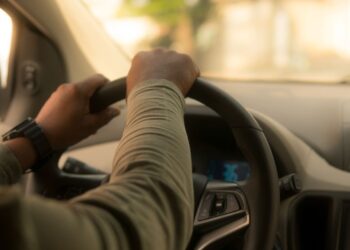 Vai alugar carro nos EUA? Conheça as diferenças nas regras de trânsito e evite imprevistos