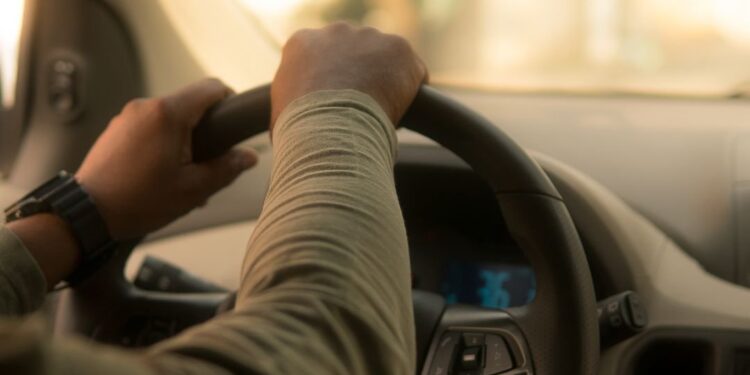 Vai alugar carro nos EUA? Conheça as diferenças nas regras de trânsito e evite imprevistos