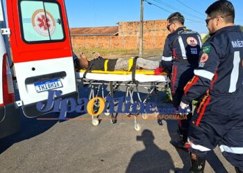 SAMU socorre vítima de acidente de trânsito entre carro e moto na Av. Maringá com T-28.