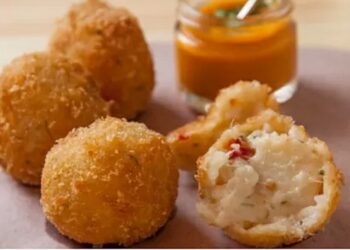 receita-do-feriado:-bolinho-de-arroz-com-tomate-seco-e-bacalhau