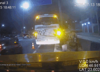 criminosos-atiram-pedras-contra-dois-onibus-de-turismo-em-cotia