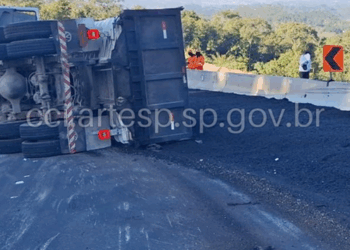 apos-perder-o-freio,-caminhao-capota-em-trecho-da-raposo-tavares