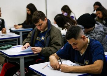 deputados-querem-proibir-aprovacao-de-alunos-sem-ter-nota-alta