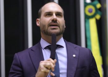 Autoridades garantem que há material suficiente para indiciar Eduardo Bolsonaro por obstrução