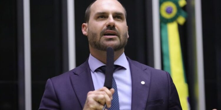 Autoridades garantem que há material suficiente para indiciar Eduardo Bolsonaro por obstrução