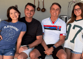 Flávio Bolsonaro visita o pai e diz que ele está em ‘prisão domiciliar’