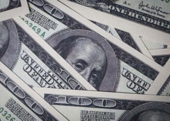 Dólar fecha estável após prisão de Bolsonaro e na véspera do tarifaço