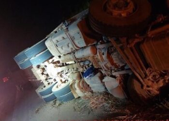 Carreta carregada de gado tomba na Serra da Onça, e mobiliza Bombeiros na BR-429