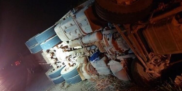 Carreta carregada de gado tomba na Serra da Onça, e mobiliza Bombeiros na BR-429