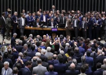 Motta recupera cadeira após confusão no plenário e diz que “democracia não pode ser negociada”