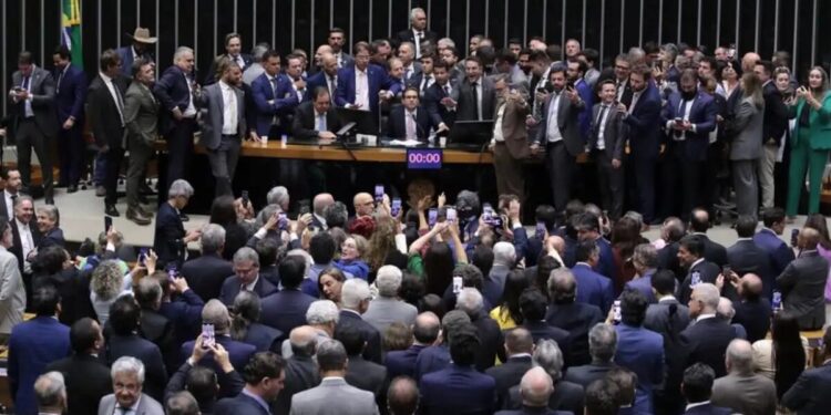 Motta recupera cadeira após confusão no plenário e diz que “democracia não pode ser negociada”