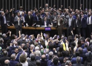 Fim do foro privilegiado terá mais adesão do Centrão do que anistia