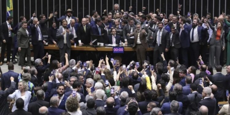 Fim do foro privilegiado terá mais adesão do Centrão do que anistia