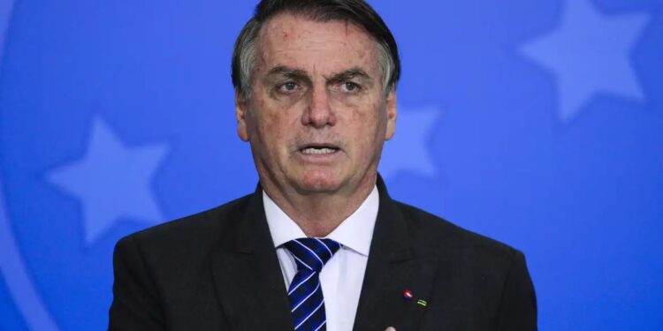 Moraes autoriza que Bolsonaro saia de casa para fazer exames, mas pede atestado