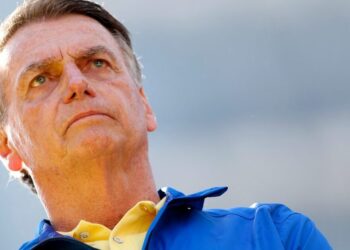 Bolsonaro tem crises de soluço e pede autorização para passar por exames
