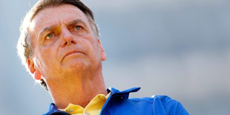 Bolsonaro tem crises de soluço e pede autorização para passar por exames