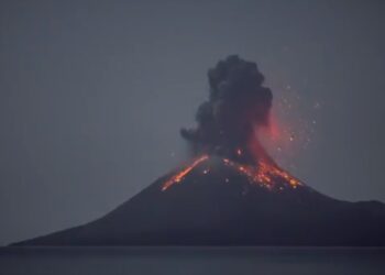 VÍDEO: Vulcão Krakatoa, um dos mais ativos do mundo, entra em erupção