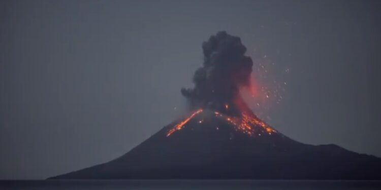 VÍDEO: Vulcão Krakatoa, um dos mais ativos do mundo, entra em erupção
