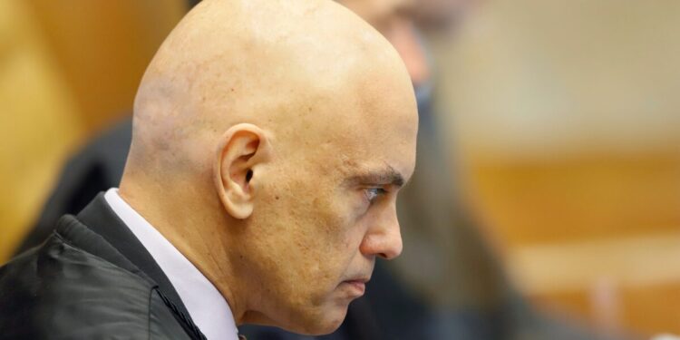 Moraes pede que julgamento de Bolsonaro e mais sete réus da trama golpista seja marcado