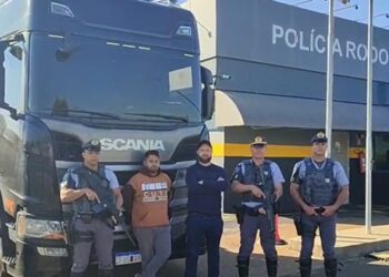 policia-rodoviaria-recupera-caminhao-roubado-em-cotia-e-prende-bandido-apos-perseguicao