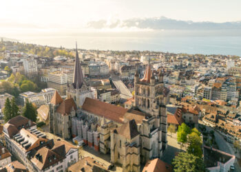 Empresário francês na Suíça não esquecerá o dia que conduziu a 77 km/h numa zona de 50 km/h: multa atinge quase os 100 mil euros