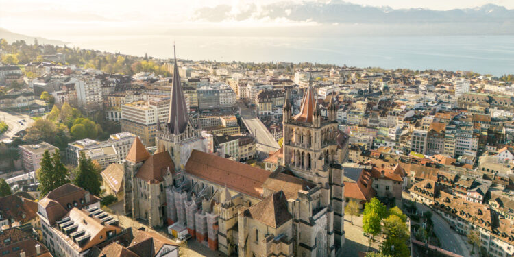 Empresário francês na Suíça não esquecerá o dia que conduziu a 77 km/h numa zona de 50 km/h: multa atinge quase os 100 mil euros