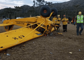 Avião de pequeno porte cai e deixa uma pessoa morta em Santa Catarina