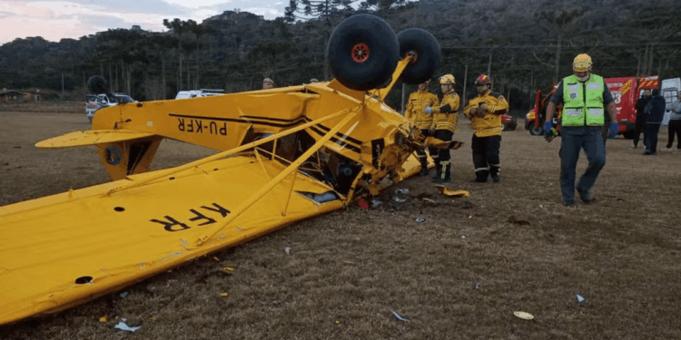 Avião de pequeno porte cai e deixa uma pessoa morta em Santa Catarina
