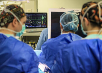 “Ser baixo é uma maldição”: a dolorosa moda da cirurgia para crescer uns centímetros