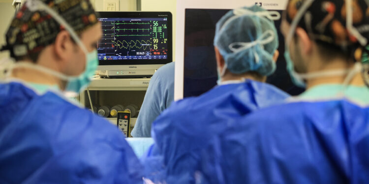 “Ser baixo é uma maldição”: a dolorosa moda da cirurgia para crescer uns centímetros