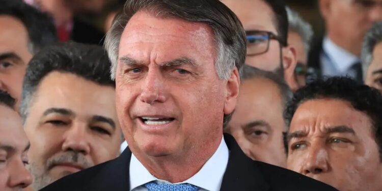 Exames feitos em Bolsonaro revelam causas da falta de ar e soluço que o levaram ao hospital