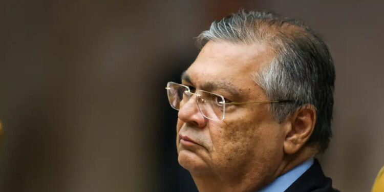 Ministro Flávio Dino determina que decisões estrangeiras não possuem validade no Brasil