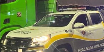 Carreta roubada carregada de grama é recuperada pela PM no Rodoanel