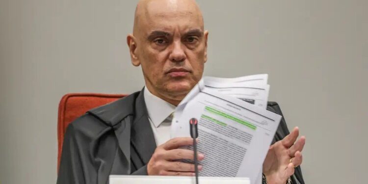 Moraes rejeita novo recurso e mantém 14 anos de prisão para ‘Débora do batom’