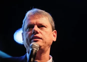 Tarcísio diz que não pensa em eleição presidencial, mas reforça laço com evangélicos