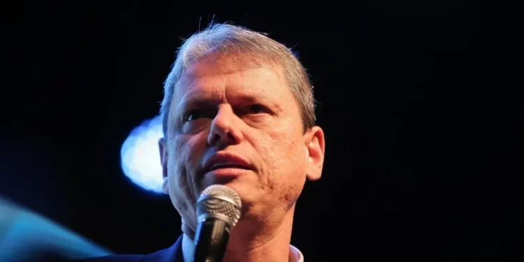 Tarcísio diz que não pensa em eleição presidencial, mas reforça laço com evangélicos