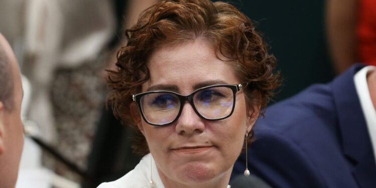 Justiça italiana rejeita pedido e decide manter prisão cautelar de Carla Zambelli