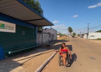 Jailton Delogo mostra nas redes sociais que pessoas com deficiência convivem diariamente com a falta de acessibilidade em Candeias do Jamari