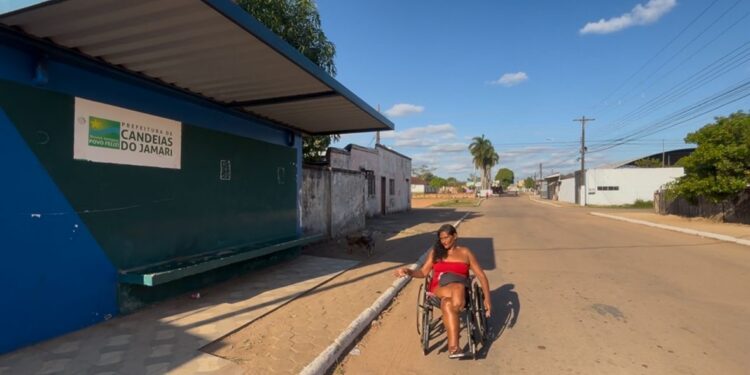 Jailton Delogo mostra nas redes sociais que pessoas com deficiência convivem diariamente com a falta de acessibilidade em Candeias do Jamari