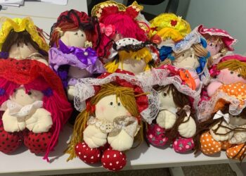 Oficina de bonecas para mulheres privadas de liberdade promove inclusão social por meio da arte