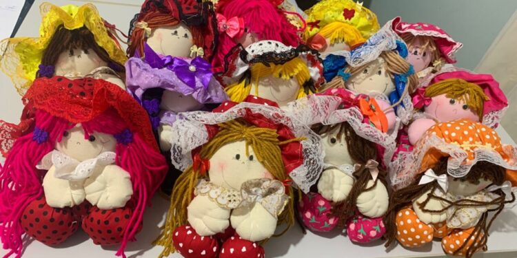 Oficina de bonecas para mulheres privadas de liberdade promove inclusão social por meio da arte