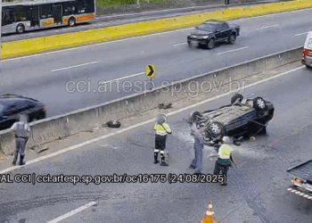 Capotamento na Raposo Tavares deixa duas pessoas feridas