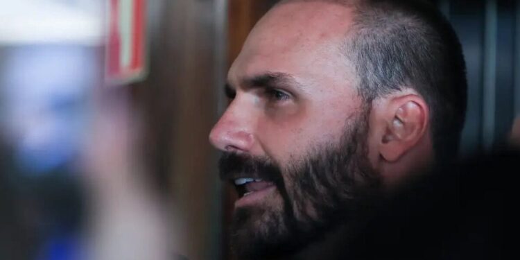 Eduardo Bolsonaro pede a presidente da Câmara para exercer mandato dos EUA