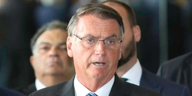 Moraes determina monitoramento na área externa da casa de Bolsonaro