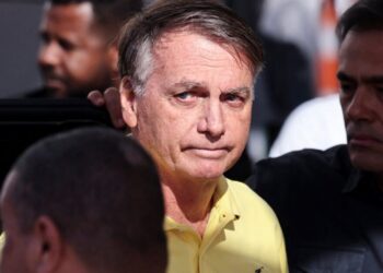 Veículos que saírem da casa de Bolsonaro passarão por vistorias, determina Moraes