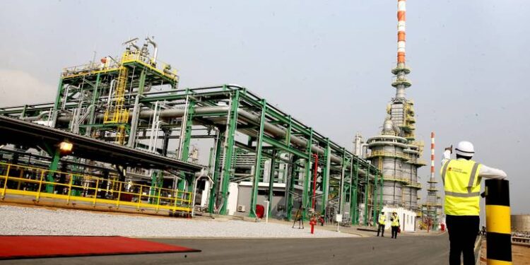 França reforça negócios energéticos em Angola