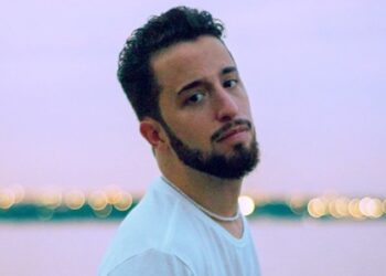 joao-ramos,-vocalista-da-caos-ludico,-estreia-projeto-solo-com-single-“onda-boa”